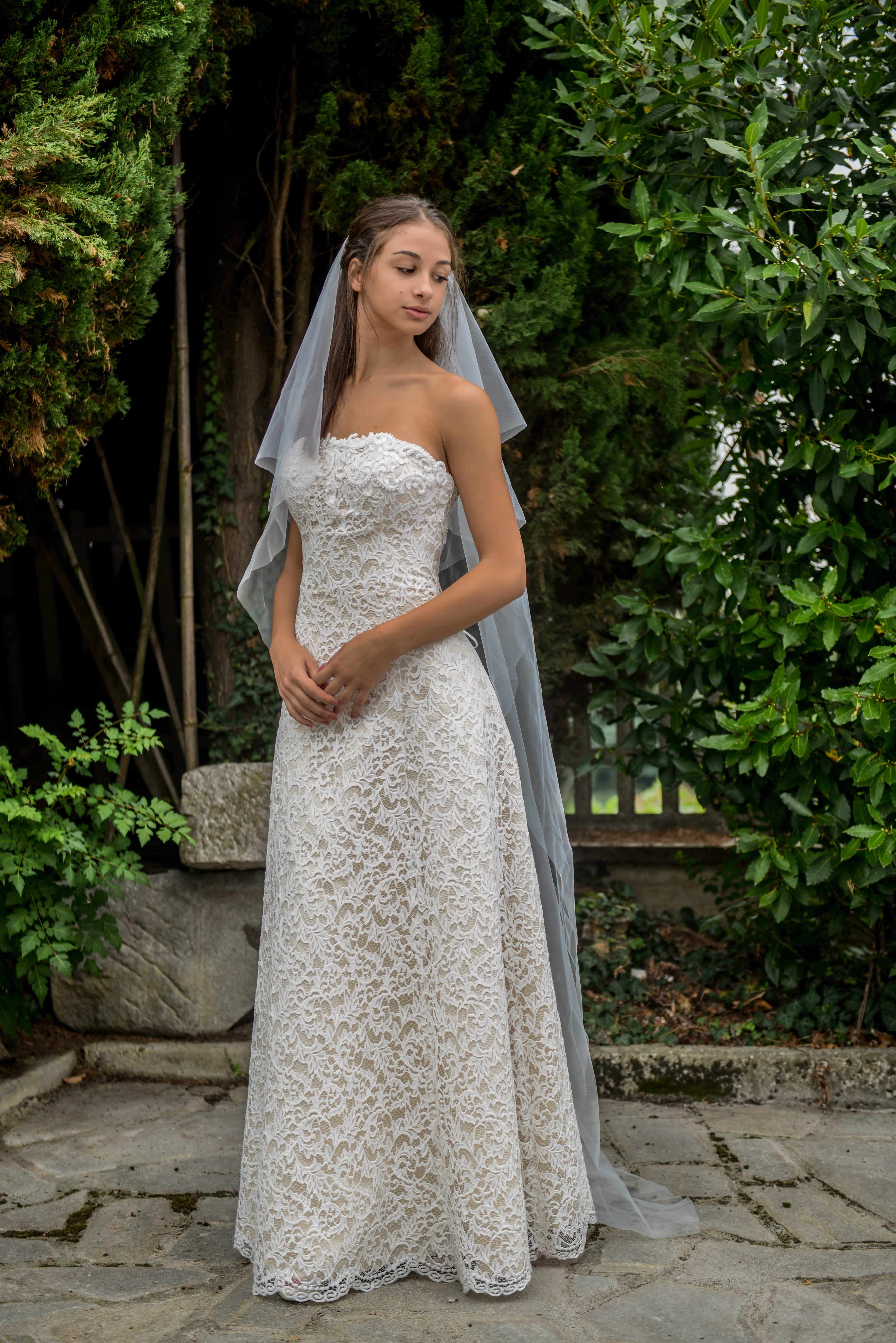 bellissimo abito da sposa in pizzo colore champagne e ricami sul corpetto -  VSV - abiti su misura Torino